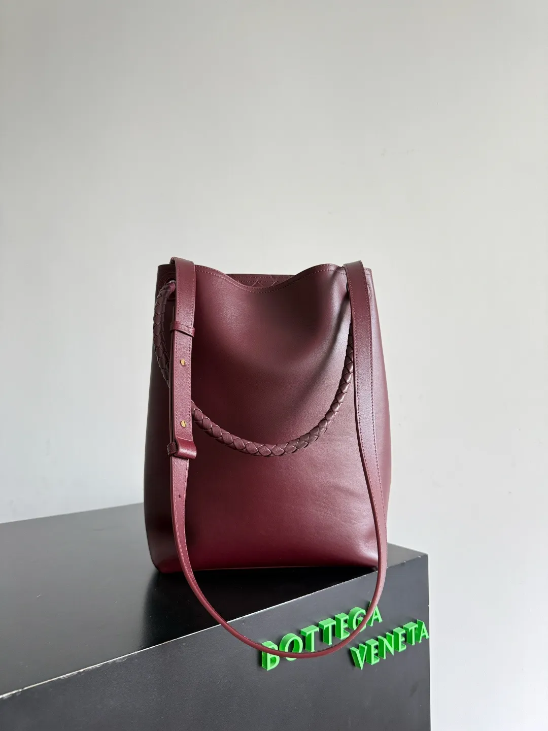 Batch 2660 BOTTEGA VENETA2025 new Andiamo bucket bag. This bag is made of silky calf leather🐂, with Intrecciato woven internal pockets, unique and eye-catching! The simple and smooth bucket bag shape is classic and versatile. Whether it is paired with a simple basic style or a fashionable personality, it can be adapted to 💯 and easily enhance the fashion sense of the overall look ~ The golden rope knot 🪢 is embellished with woven highlights and the scent of osmanthus in the wind, announcing the message of autumn✉️ When buying a bag, you must look for three things: 🎨Appearance is justice 🧵Excellent craftsmanship 👜Practice Style number: 844169 Size: 24*34*12cm